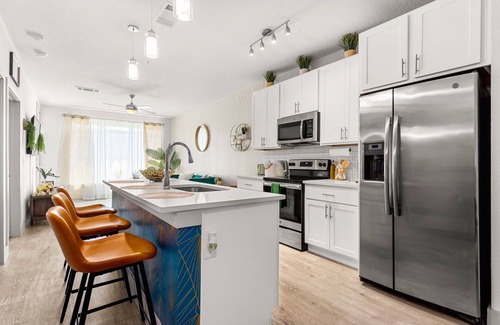 Downtown San Antonio Apartment | Riverwalk Luxe Apartment, Stunning pool, King Bed