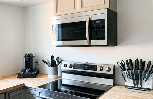 Springfield House | Riverwalk Retreat: Spacious, Hot tub, Near Autzen