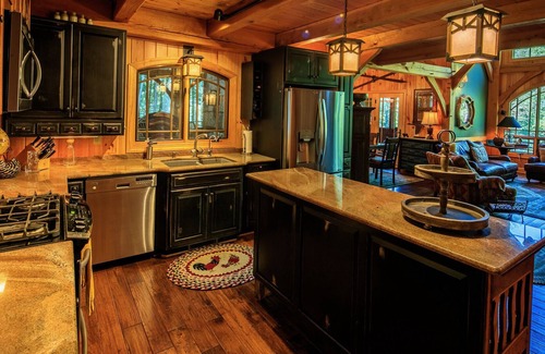 Lansing Cabin | Riverwind Lodge - 3 Acres on the New River!