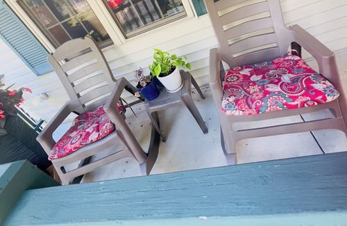 Milwaukee House | RNC! Delightful 3-bedroom house in Milwaukee with garage and a beautiful yard.