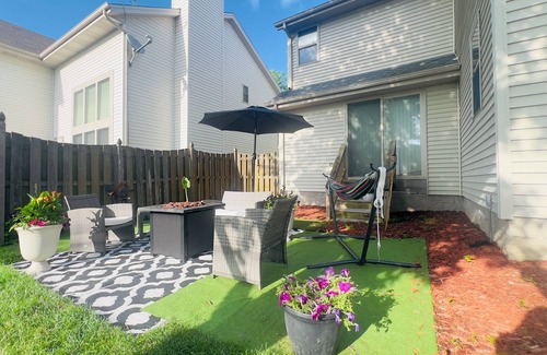 Milwaukee House | RNC! Delightful 3-bedroom house in Milwaukee with garage and a beautiful yard.