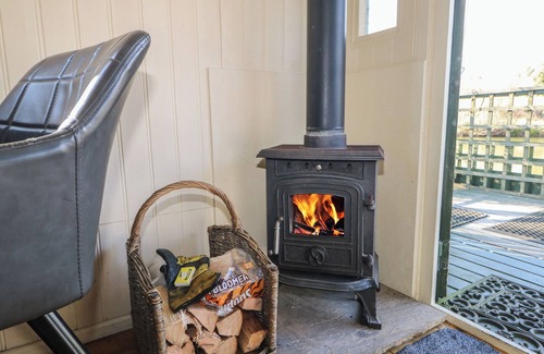 Hadlow Down Cottage | ROACH HUT, pet friendly, character holiday cottage in Crowborough