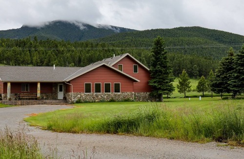 Moccasin House | Roam. Relax. Recharge.