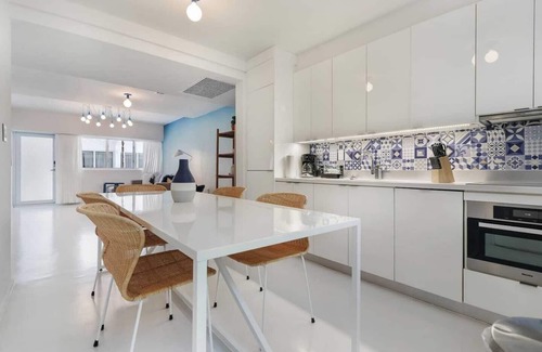 South Pointe House | Roami at 250 Collins | 8 Bed Combo | Rooftop Pool