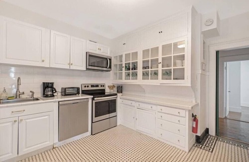 Edgewater House | Roami at Mimosa Manor | Pool + Hot Tub |7 Bed Home