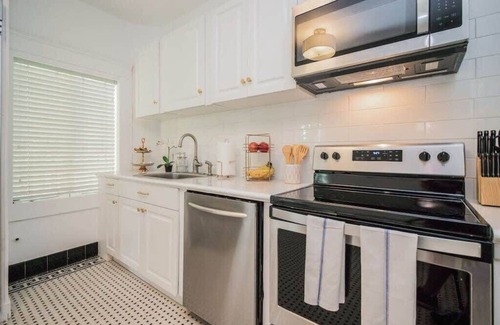 Edgewater House | Roami at Mimosa Manor | Pool + Hot Tub |7 Bed Home