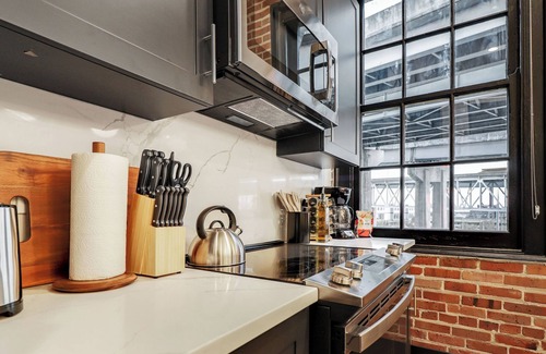 Arts/Warehouse District Hotel | Roami at The Lola Convention Center 1BR #13