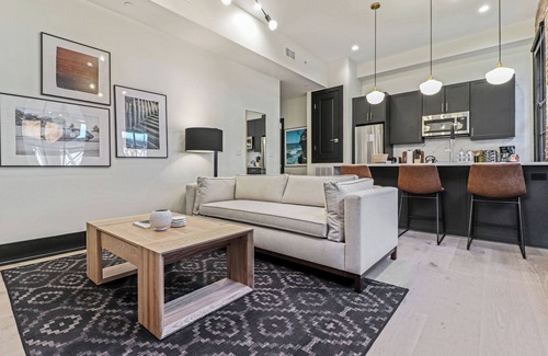 Arts/Warehouse District Hotel | Roami at The Lola Convention Center 1BR #13