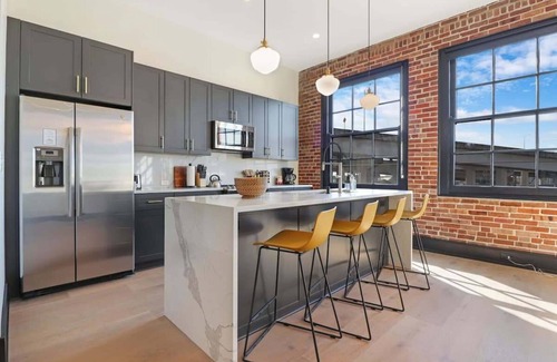 Arts/Warehouse District Apartment | Roami at The Lola | Group Friendly #85