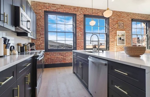 Arts/Warehouse District Apartment | Roami at The Lola | Group Friendly #85