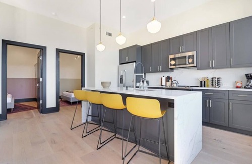 Arts/Warehouse District Apartment | Roami at The Lola | Group Friendly #85