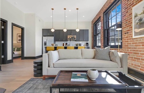 Arts/Warehouse District Apartment | Roami at The Lola | Group Friendly #85