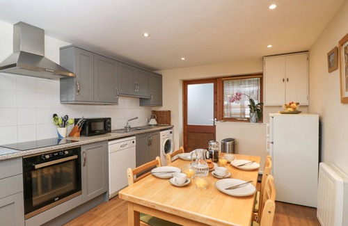 Hook Cottage | ROAN COTTAGE, pet friendly, with a garden in Royal Wootton Bassett