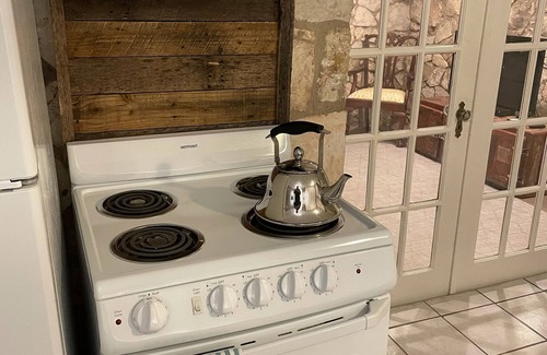 Grey Forest Cottage | Robert Wood Art Cottage - Near Floores Country Store, SeaWorld & Fiesta Texas