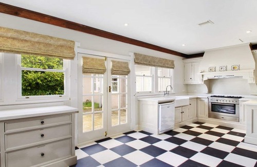 Moss Vale House | Robin Hill Manor - Stay 3 Pay 2