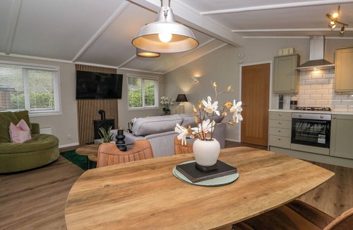 Troutbeck Bridge Cottage | ROBIN'S LODGE, family friendly, with pool in Troutbeck Bridge