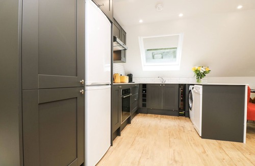 Camborne Apartment | ROBIN'S NEST AT THE SHIRE INN, family friendly in Camborne