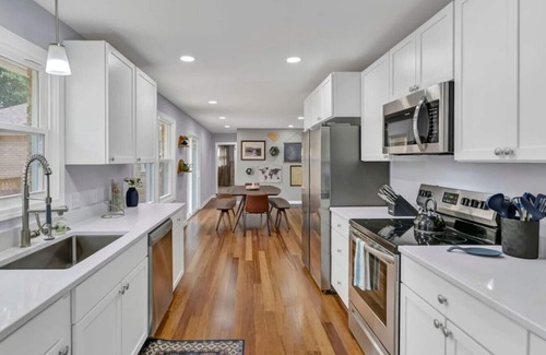 Columbia House | Robin's Nest in WECO w/Garage & Deck | 4BR 3BR