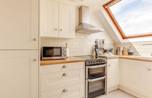 Strefford Cottage | ROBIN'S NEST, pet friendly, with a garden in Craven Arms