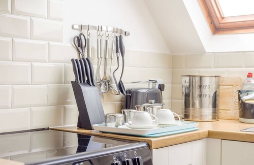 Strefford Cottage | ROBIN'S NEST, pet friendly, with a garden in Craven Arms