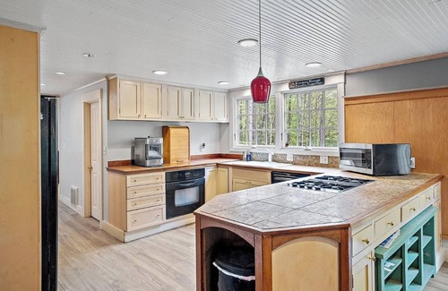 Meredith House | Robin Way: Woods, Pond & Peace ‒ 3BR Private Acreage in Meredith