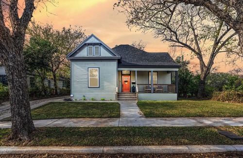 Waco House | Robinhood Lodge, Modern Family Getaway