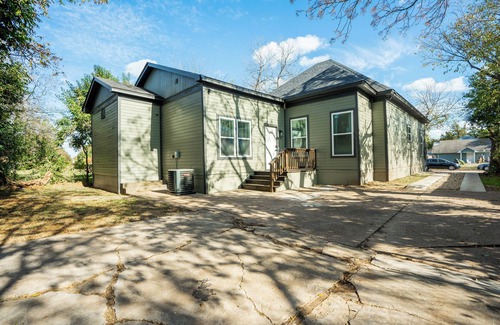 Waco House | Robinhood Lodge, Modern Family Getaway