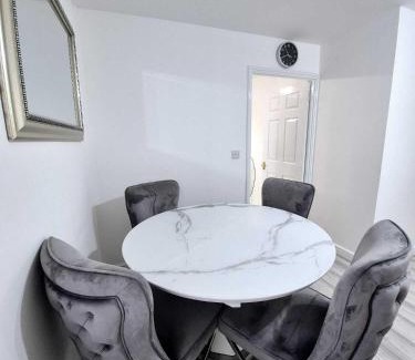Stratford and New Town House | Robinhuts Views Apartments