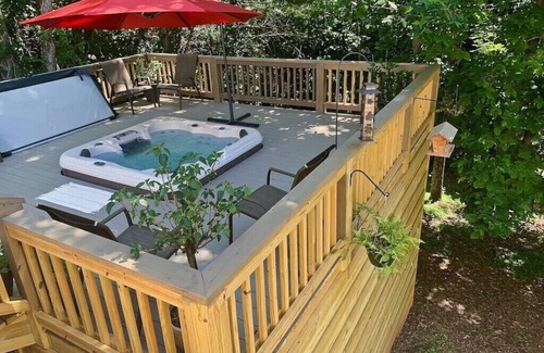 Asheville Apartment | Robins Nest—10 min to AVL Biltmore—sparkling water—fireplace—hot tub