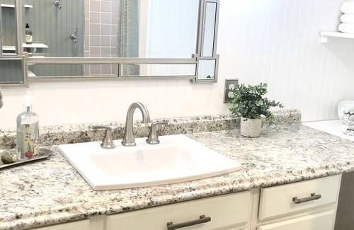 Benton City House | ROBINS NEST- Beautiful, newly renovated house less than 5min from wine country.