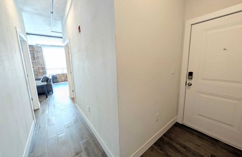 Central West End Apartment | Robust Queen Suite w/Parking- Near Barnes 202