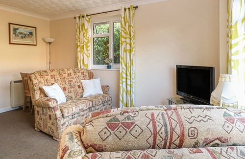 Melton Constable Cottage | ROBYN'S NEST, pet friendly, with a garden in Brinton
