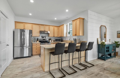Old Farm District House | Rocca Way Getaway – Scenic 3 BDR w/Private Hot Tub, Min to Old Mill District!