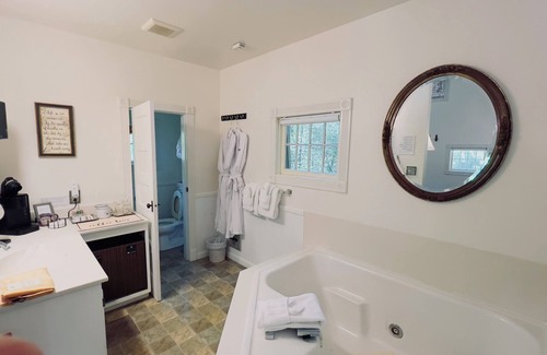 Eureka Springs Historic District Cottage | Rock Cottage Gardens B&B - Cottage #5 Norma Bolt Cottage