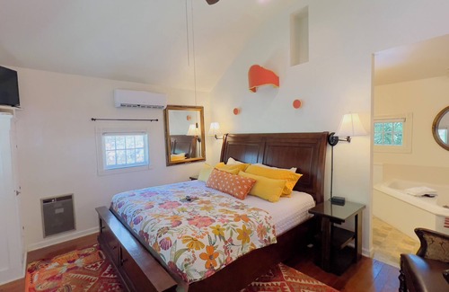 Eureka Springs Historic District Cottage | Rock Cottage Gardens B&B - Cottage #5 Norma Bolt Cottage