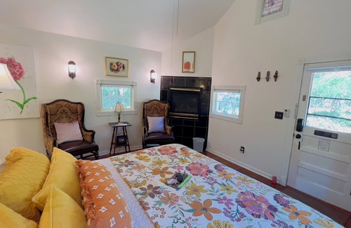 Eureka Springs Historic District Cottage | Rock Cottage Gardens B&B - Cottage #5 Norma Bolt Cottage