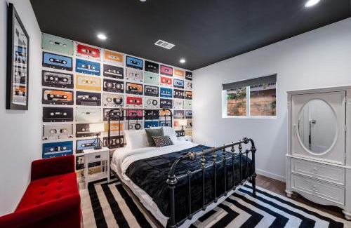 Hollywood Hotel | Rock n Roll by AvantStay Vibey 2BDR in Prime Hollywood Steps to Attractions
