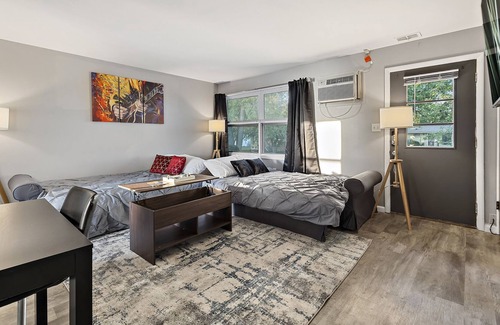 Aurora Condo | Rock&Roll-Theme Apt 65"TV/WiFi/FreeParking/Close to Aurora downtown area