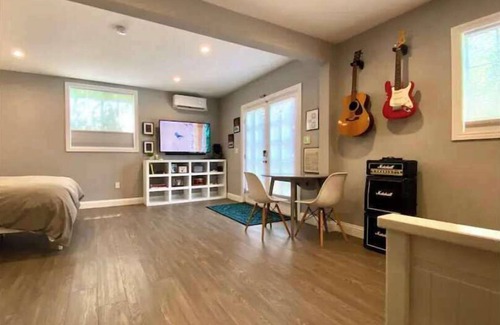 West Los Angeles House | Rock & Royalty Guesthouse, UCLA, Century City adj.