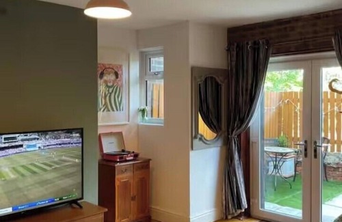 Leeds Apartment | Rock Studio - Free Parking & WiFi Near City Centre