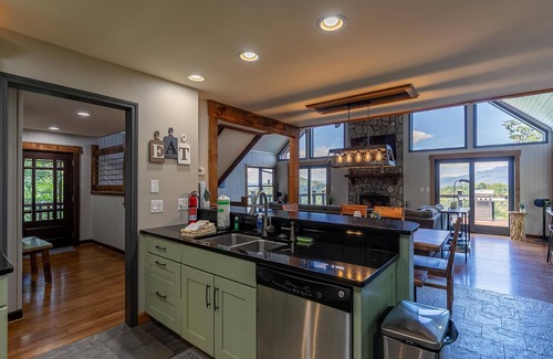Apple Ridge House | Rockcliff Retreat - 4BR, 3BA - 15min To Blowing Rock - Mountain Views