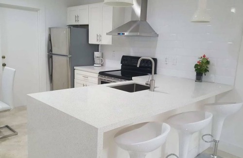 Hollywood House | ★ Rocking 2 BR Apt ★ Near Hard Rock Casino & Beach