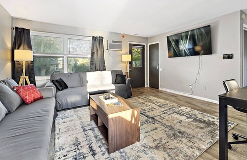 Aurora Apartment | RocknRoll-Themed Apt ✧65"TV/WiFi/FreeParking