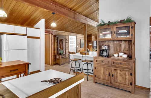 Beckwourth Cabin | Rocky Cliff Retreat at Davis Lake