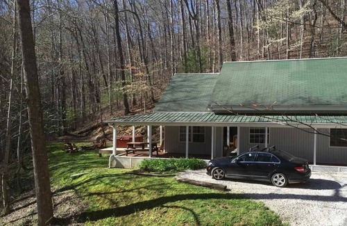 Almond Cabin | Rocky Creek Cottage - Free Railroad Tour + Secluded Cabin + Convenient to