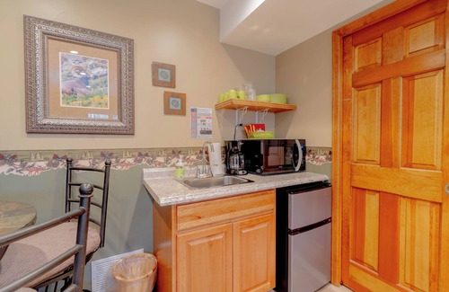 Estes Park Cabin | Rocky Creek Lodge, Sleeps 30, Gatherings Welcomen