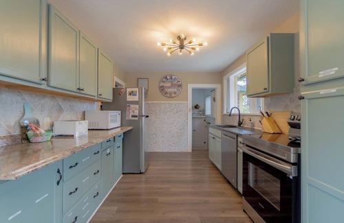 Estes Park Cabin | Rocky Creek Lodge, Sleeps 30, Gatherings Welcomen