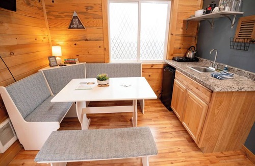 Lyons Resort | Rocky Mountain Bunkhouse – A Cozy, Riverside Escape in Lyons, CO