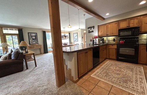 Old Town Condo | Rocky Mountain Retreat: Steps to Slopes, Hot Tub, Spectacular Views!