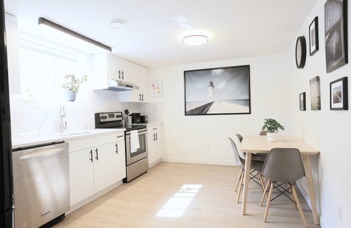 Brentwood House | Rocky Mtn Escape-6 bdrm, near shops, dining, UofC